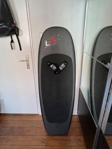planche de wingfoil Levitaz Boom Race quasi neuve avec boîtier Tuttle